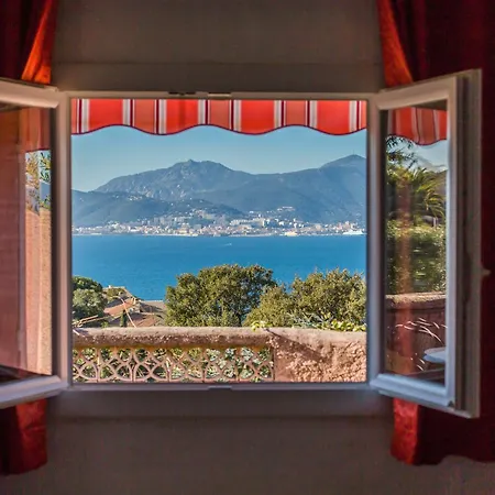 Avec Vue De Rêve Sur La Baie D'ajaccio Et Les Sanguinaires à Pour 8 Personnes